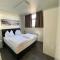 LUXUS Cube Ferienhaus Chalet am See mit Schwimmbad in Lathum NL