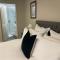 West End Precinct 2 Bedroom Apartment close to walkway and ocean - 新普利茅斯