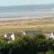 Contemporary one bed studio. Sea views and parking