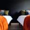 Cosy Canalside Home in Peaceful Area - Easy M5 Access & Free Parking