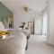 Spacious House in City Centre - Sleeps up to 9 - Free Parking, Super-Fast Wifi, Garden, Balcony, and Smart TV with Virgin TV and Netflix by Yoko Property - Northampton
