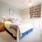 Dolphin Cottage - Hayling Island
