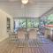 Classy Getaway with Deck and Yard Less Than 1 Mi to Beach - Ривергед