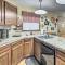 Rustic Condo with Deck Less Than 1 Mi to Angel Fire Resort! - أنجل فاير