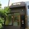 casita moderna frente al bosque