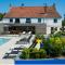 Hall Farmhouse.. dog friendly, large outdoor pool, BBQ and fire pit - Kings Lynn