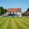 Hall Farmhouse.. dog friendly, large outdoor pool, BBQ and fire pit - King's Lynn