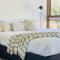 Poolside Apartment In Central Byron