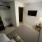 Elegante Casa de 4 Habitaciones a Solo 15 Minutos del Corazón de la Ciudad