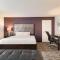 Clarion Inn & Suites Across From Universal Orlando Resort - Orlando