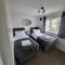 Spacious serviced home with free parking & Wi-Fi - Willenhall