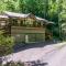 New Listing! Bavarian Cabin - 2 Bedrooms, 8 Minutes to Dahlonega, Hot Tub, Game Room - Dahlonega