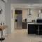 Parkhurst Lux Condo Near Devon House