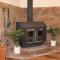 Kathys Cabin, King Bed, Hot Tub, Near-NAU & Downtown attractions, Perfect Year-Round Mountain Getaway