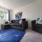 Lovely 2 - Cozy Retreat Modern 2-Bedroom Flat in Bedfordshire with Fully-Equipped Kitchen and Relaxing Living Space - Biggleswade