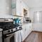 The Green Haven, 1 Minute Walk to the Beach and Restaurants, King Beds, Beach Amenities