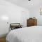 The Green Haven, 1 Minute Walk to the Beach and Restaurants, King Beds, Beach Amenities - Ventura