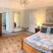 Villa with Park Views close to Liverpool Centre