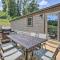 Clover Cabin with Hot Tub and Deck in Hocking Hills! - لوغان