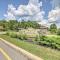 Clover Cabin with Hot Tub and Deck in Hocking Hills! - لوغان