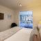 Absolute Lakefront Location - 3 bedroom apartment - كوينزتاون