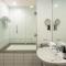 Absolute Lakefront Location - 3 bedroom apartment - كوينزتاون