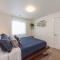 Modern Decor & Style KING bed Wifi with Garage
