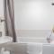 Lovely Modern 2 Bed City Centre Apartment with FREE parking - Double or Twin Beds Available - Wolverhampton
