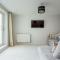 Stunning 2 bed apartment, fabulous sea view & 2 minutes to beach with parking