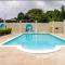 Sleek 4PPL apartment, Pool, Parking, Gated, CCTV & Wifi - Ocho Rios