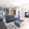 Lavish & Spacious APT with Stunning Seaview, 10 Min ATH Airport - Artemida