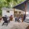 Scenic Tulsa Getaway with Deck and Fire Pit - تولسا Scenic Tulsa Getaway with Deck and Fire Pit - تولسا