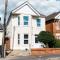 Spacious 6 Bedroom House Close to Beaches and Town