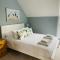 Coast House Cromer - Sleeps 15, hot tub, sea views