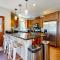 Grayfox 2 Pet-Friendly, 5-Star with Private Hot Tub, 2 Car Garage and Prime Location condo