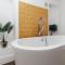 EXPOSED BRICKWORK TOWNHOUSE w FREE SECURE PARKING