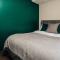 EXPOSED BRICKWORK TOWNHOUSE w FREE SECURE PARKING