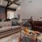 EXPOSED BRICKWORK TOWNHOUSE w FREE SECURE PARKING