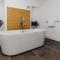 EXPOSED BRICKWORK TOWNHOUSE w FREE SECURE PARKING