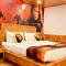 Hotel Old Smugglers with Balcony mountain view AC hot and Cold Near to Hadimba Temple Near to Mall Road#Free Pick from Volvo Bus Stand - Manāli