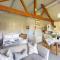 Beautiful Cottage With Stunning Views in Box - Box