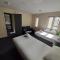 Lymedale Suites Studios & Aparthotel in NEWCASTLE UNDER LYME & STOKE - 莱姆河下游的纽卡尔斯