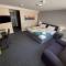 Lymedale Suites Studios & Aparthotel in NEWCASTLE UNDER LYME & STOKE - 莱姆河下游的纽卡尔斯
