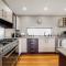 Ned Kellys Retreat - Stunning 3BR Townhouse l Lake Views l WiFi l BBQ