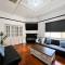 Group house with views of the salt pool and spa - Mitcham