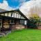 Group house with views of the salt pool and spa - Mitcham