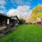 Group house with views of the salt pool and spa - Mitcham