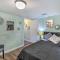 1 Mi to UTA Arlington Elm Cottage with Fenced Yard