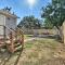 1 Mi to UTA Arlington Elm Cottage with Fenced Yard