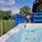 Glen Roe - 3 Bed Lodge on Friendly Farm Stay with Private Hot Tub - New Cumnock